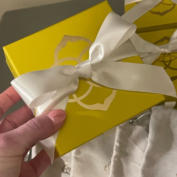 4 Brand New Kendra Scott boxes with ribbons and bags - Picture 3 of 5
